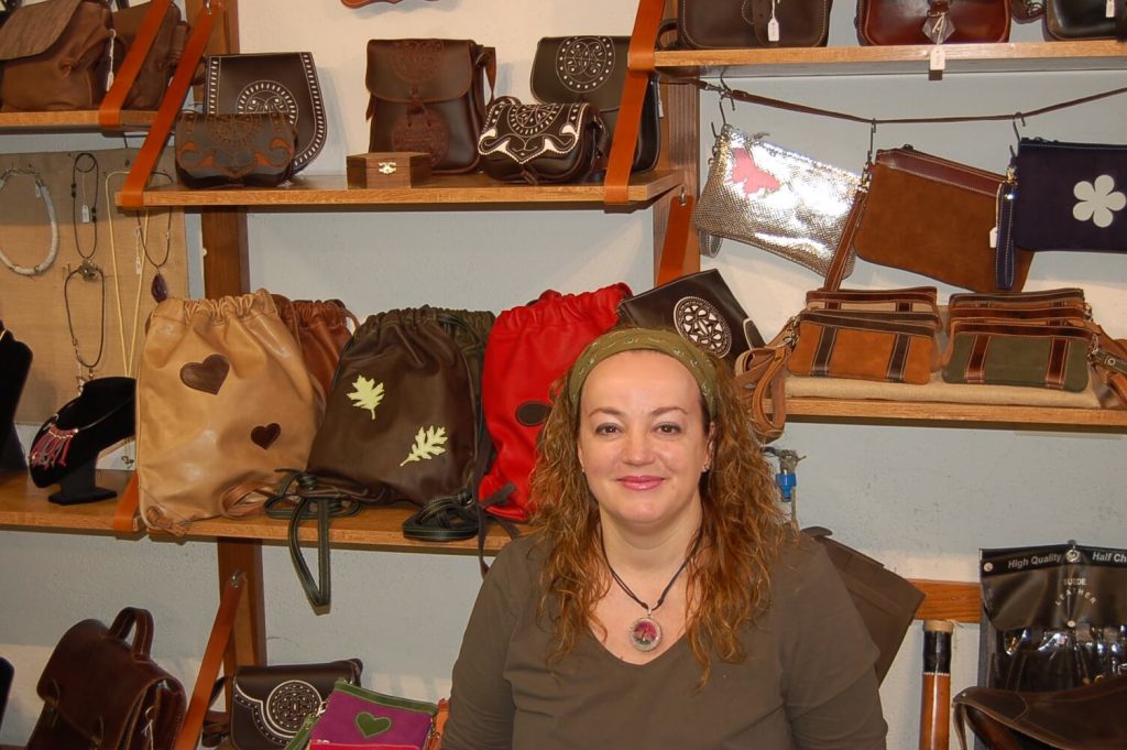 articulos de cuero, mabelcuero, cuero, piel, artesania, avila, bolsos, mochilas, riñoneras, maletas