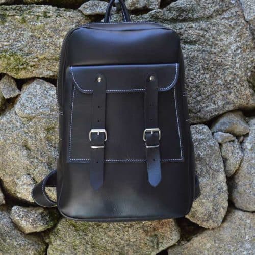 mochila en cuero artesaria