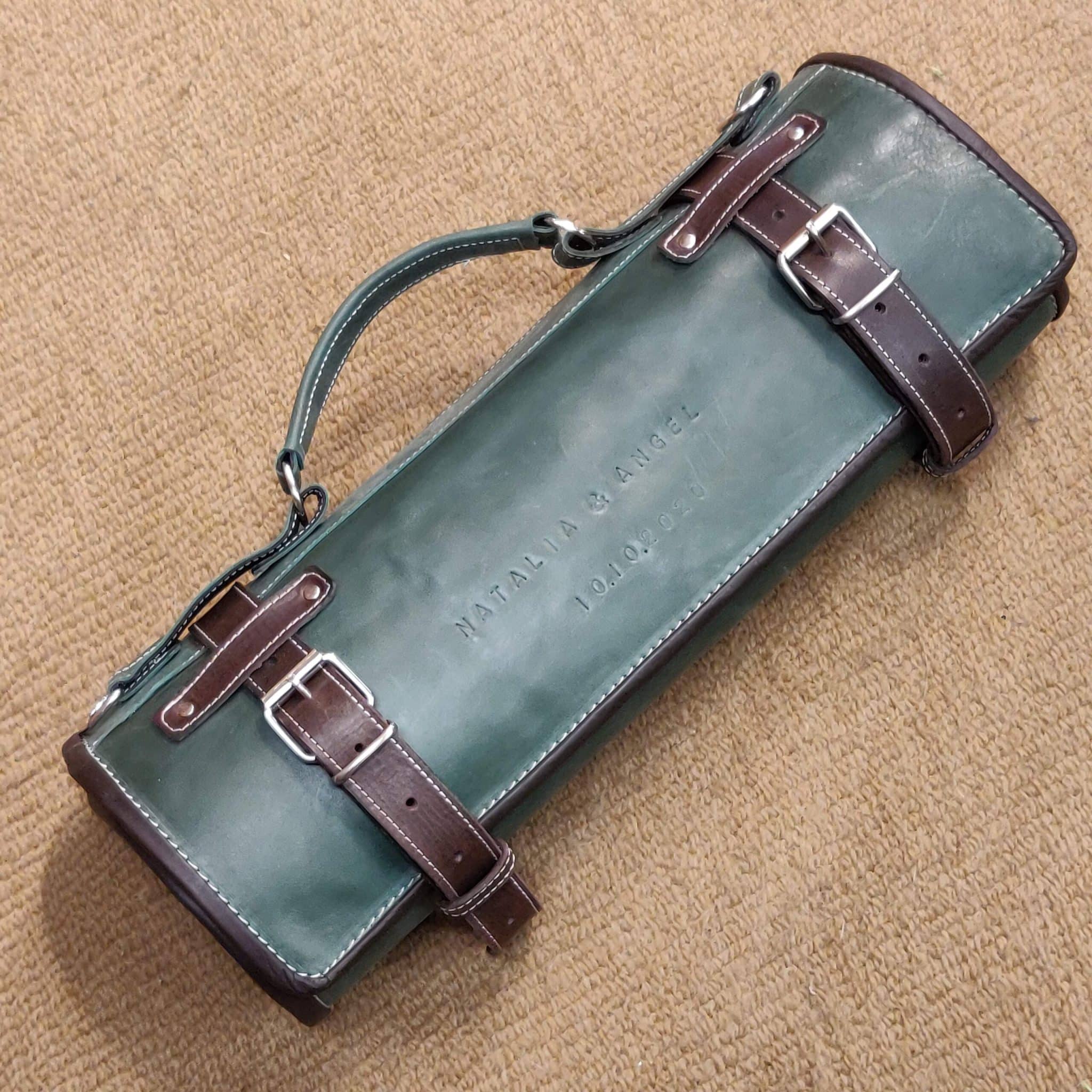 Estuche de cuero en color verde para transportar cuchillos